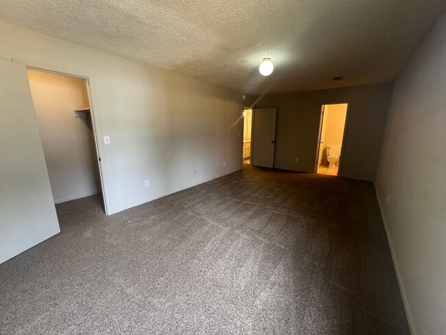 Building Photo - 716 E 33rd St