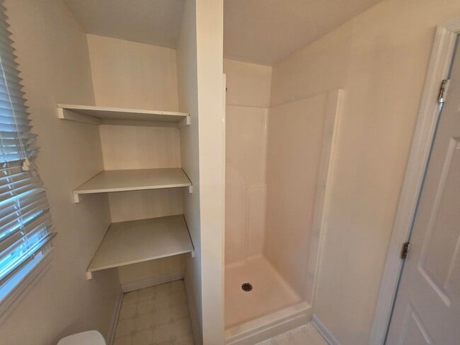 Building Photo - **Charming 3-Bed, 2-Bath Duplex Apartment with Spacious Garage and Large Back Porch**