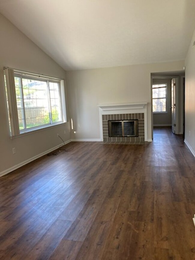 Building Photo - Spacious Washington Township Two Bedroom R...