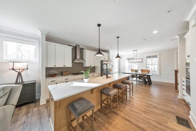 Building Photo - 320 Oak Arms Wy