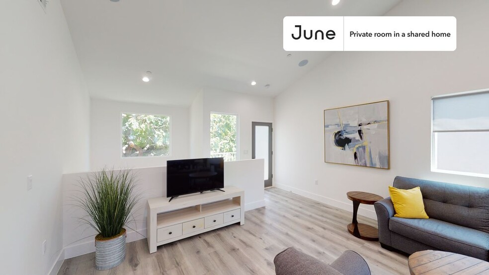 Building Photo - Private bedroom in 4 bed/3 bath Home