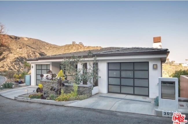 Building Photo - 3850 Rambla Orienta