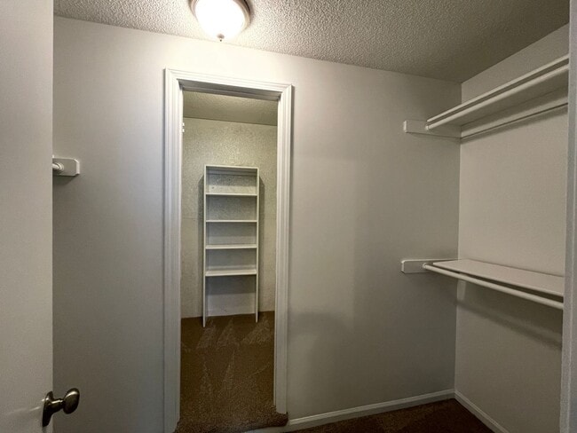 Building Photo - Stunning 4BR 2.5BA w/ Granite Kitchen in South Overland Park