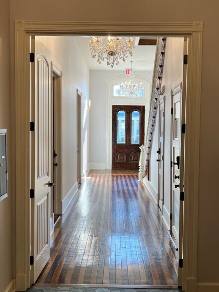 Building Photo - 904 Scott St