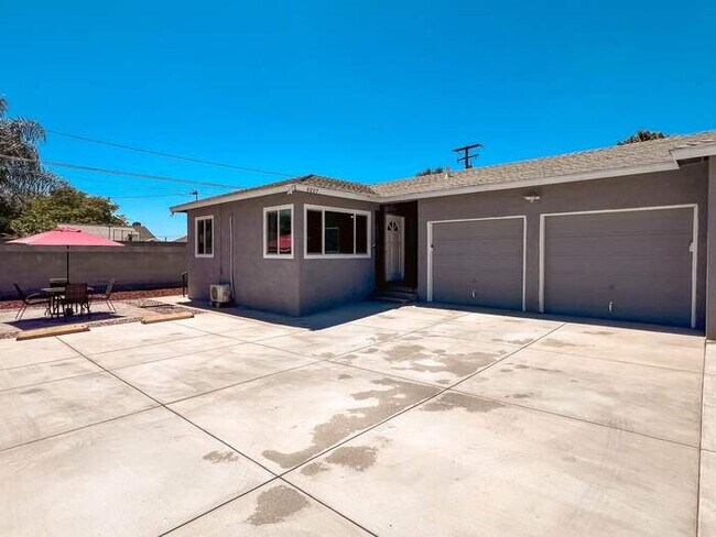 Building Photo - Modern Retreat with Spacious Yard & Cozy Interiors