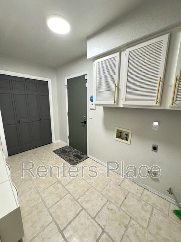 Building Photo - 6315 E 98th Pl