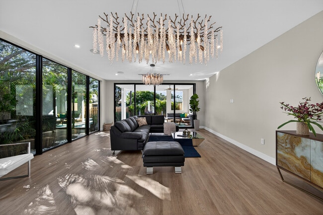 Building Photo - 1121 NE 17th Ave