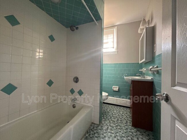 Building Photo - 1598 Lonsdale Ave