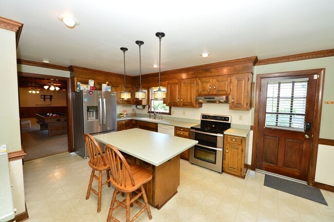 Building Photo - Custom Built brick Manor close to airport ...