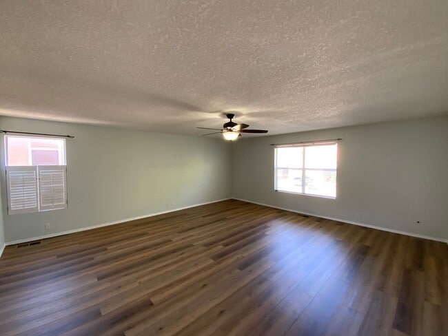 Building Photo - 4 Bedroom Home Available Near Golf Course ...
