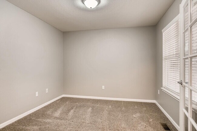 Building Photo - Gorgeous 5 Bed/4 Bath Townhome with Fully Finished Custom Basement! Cherry Creek Schools!