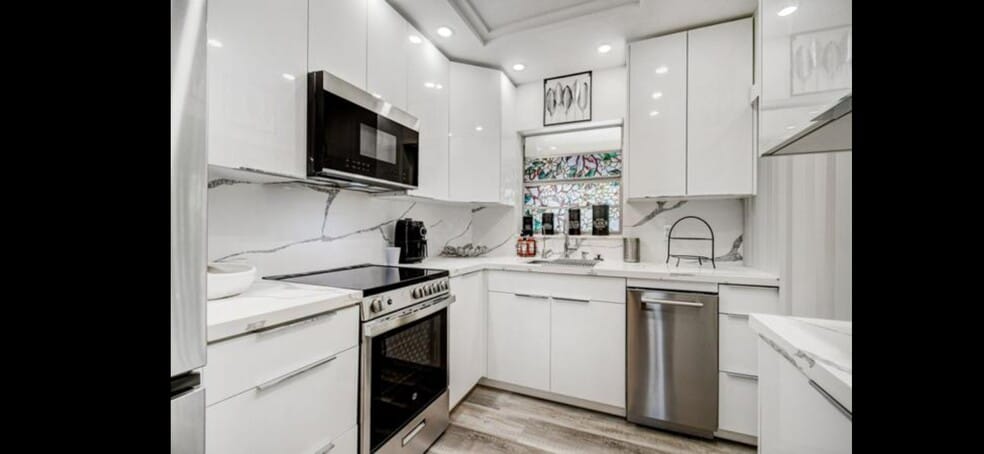 Building Photo - 100 Royal Palm Way