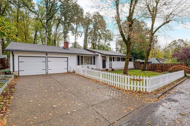 Building Photo - Updated 3Bed/2Bath w/ Bonus Room Plus Lake...