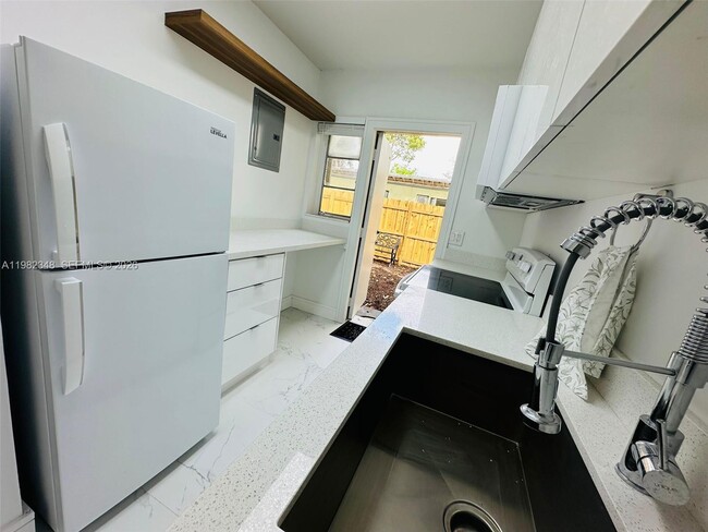 Building Photo - 407 SE 14th Ct