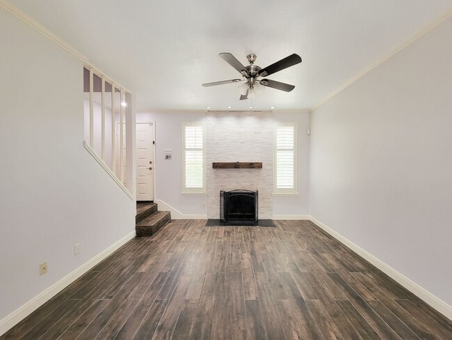 Building Photo - Medical Center Living at Its Best – Poolsi...