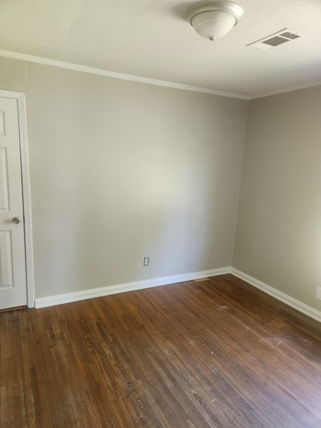 Building Photo - 709 Vassar Dr