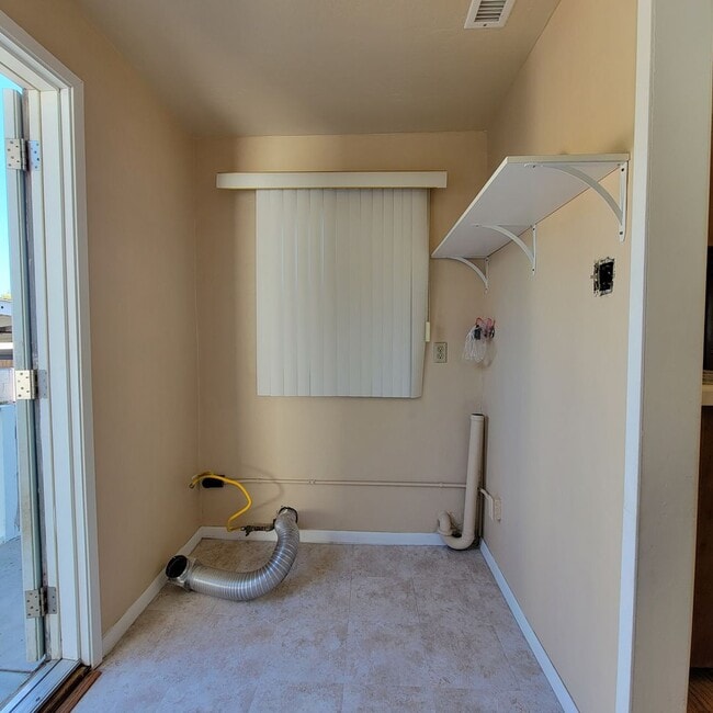 Building Photo - Adorable 2 bed 1.5 bath house with HUGE yard!!