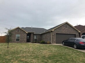 Building Photo - 1534 NE Stone House Dr
