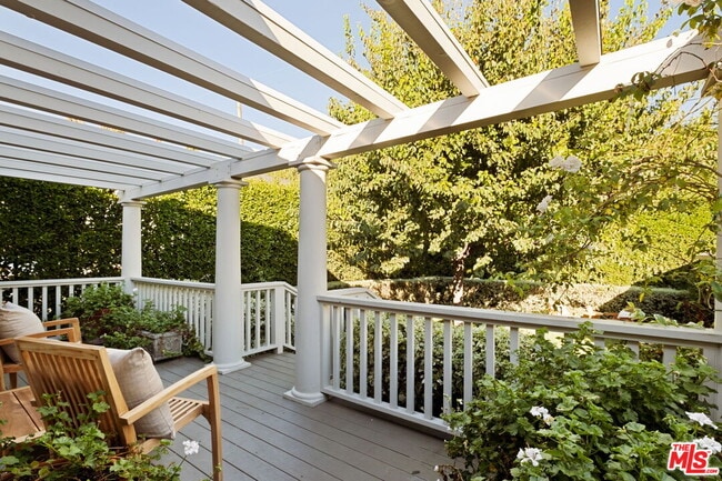 Building Photo - 1438 N Orange Grove Ave