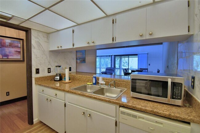 Building Photo - 5027 Sherwood Ln