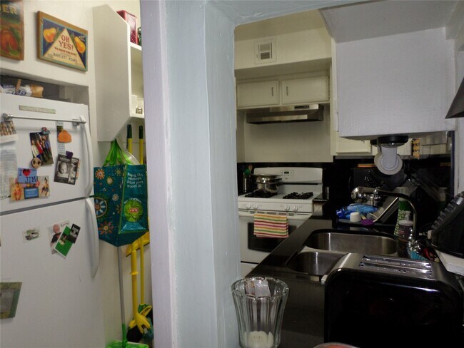 Building Photo - 1715 Banks St