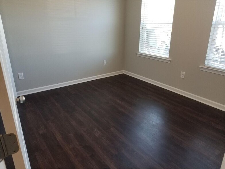 Basement Bedroom - 6647 Perry Creek Rd