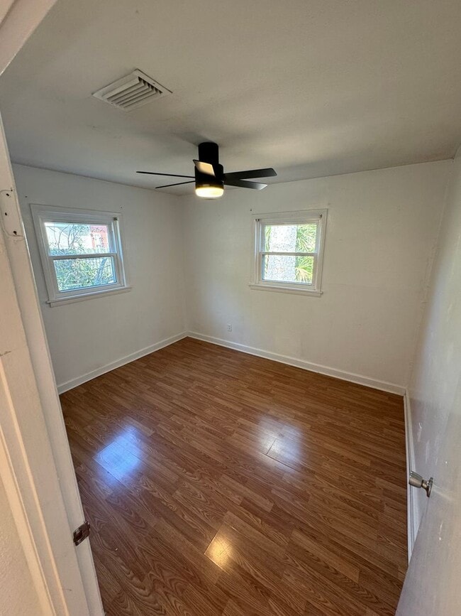 Building Photo - 3B/2.5B Home + 2 Flex Rooms –  One Block from FSU Stadium