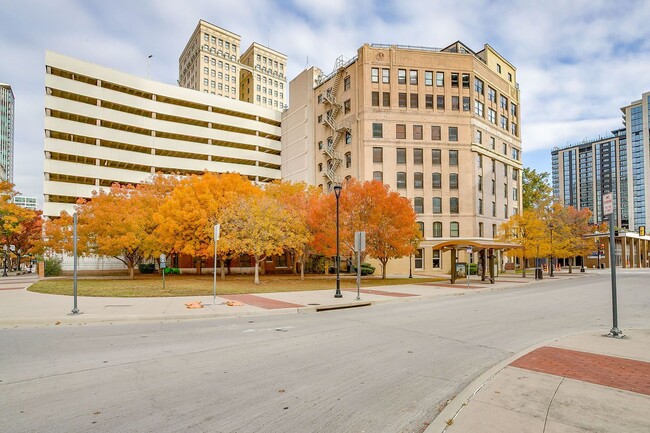 Building Photo - Beautiful 1 Bed- 1 Bath in Houston Place Lofts- Downtown Fort Worth- 76102