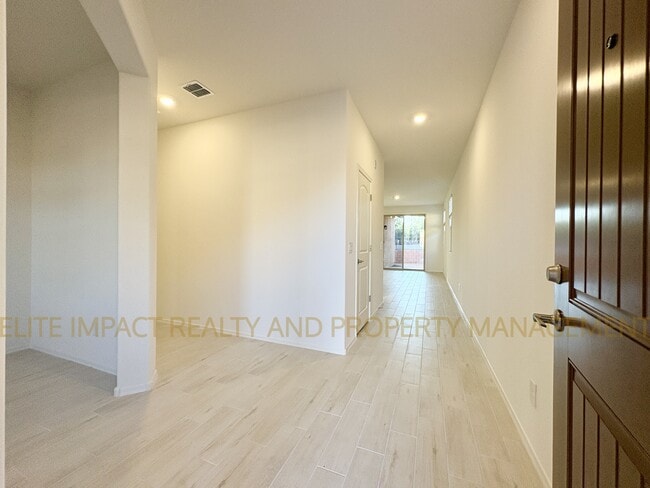 Building Photo - 9365 N Peridot Vis Ave