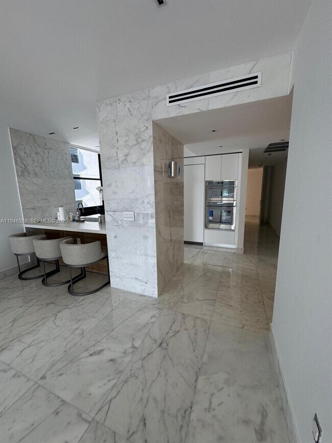 Building Photo - 1010 Brickell Ave