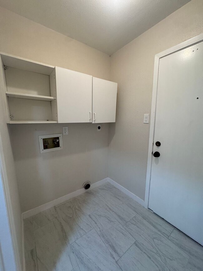 Building Photo - Newly Remodeled 3 Bd | 2 Ba | 2 Car Garage in NW Oxbox! Move In Ready!