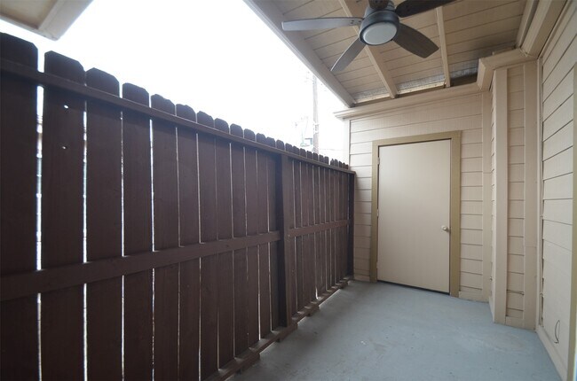 Building Photo - 5524 Beverly Hill St