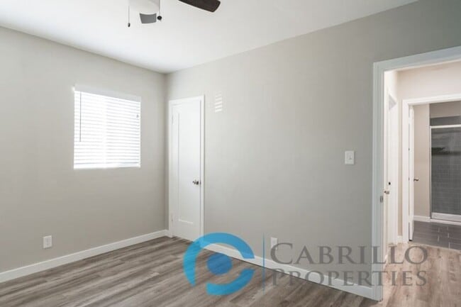 Building Photo - 4851 Mansfield St