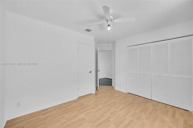 Building Photo - 11201 Lakeview Dr