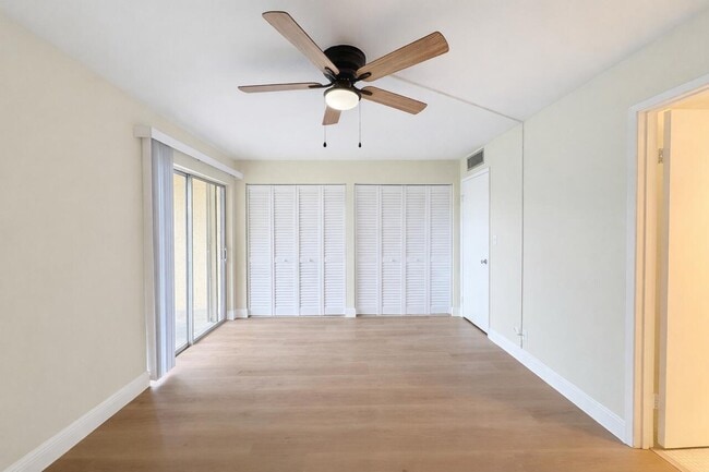 Building Photo - 700 Village Green Ct