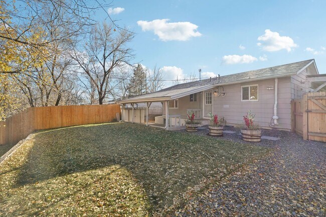 Building Photo - 4 Bed Beauty on West Side!