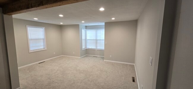 Building Photo - 710 S Oak St
