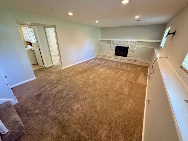 Building Photo - Gorgeous 4 Bed, 2 Bath Home in Central For...