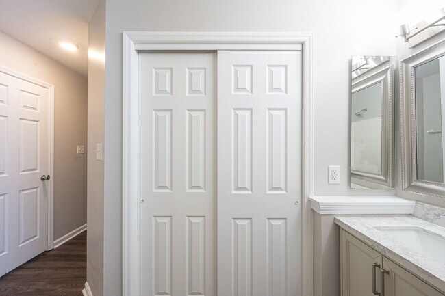 Building Photo - Updated 2 Bed, 2 Bath Condo in Charlotte