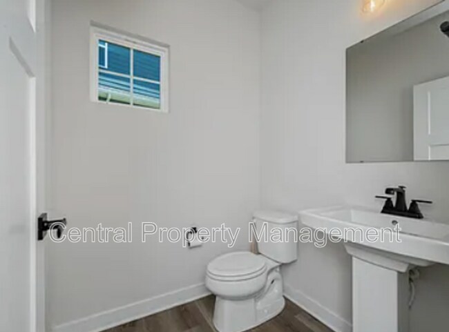 Building Photo - 200 Hollythorpe Ln