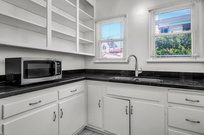 Building Photo - Excellent WeHo location!