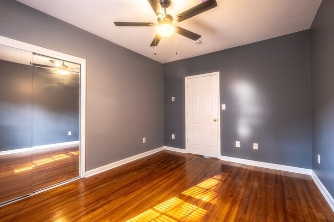 Building Photo - Cute home in Burlington with a fenced in b...