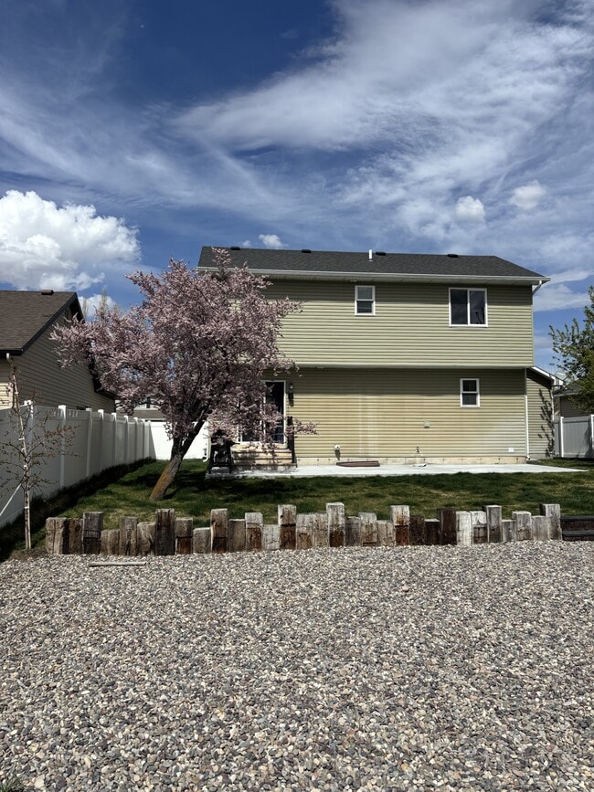 Building Photo - 2075 Mary Dr