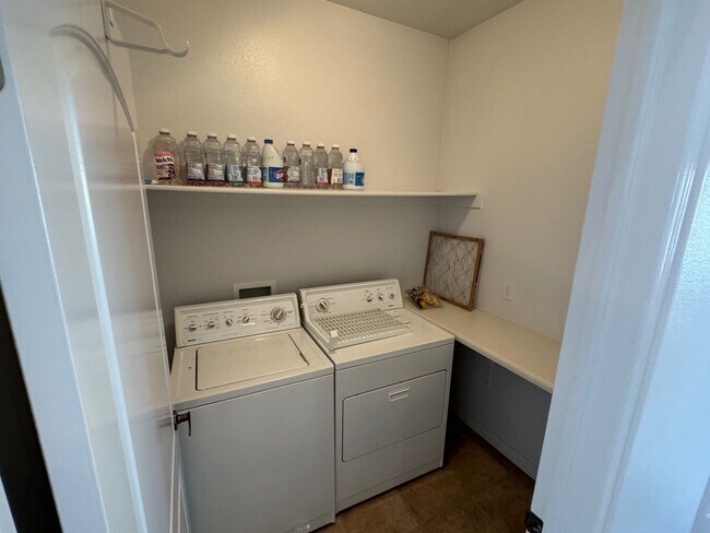 Building Photo - 3-Bed, 2-Bath Standalone Home with 2 Car G...