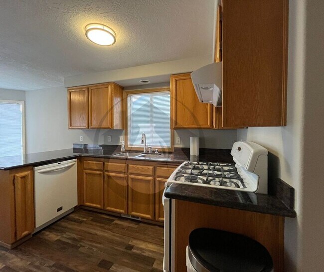 Building Photo - Single Level House - Move-in Ready