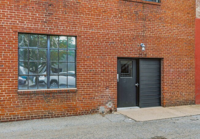 Building Photo - Cool 1 bedroom condo in the heart of the Fan District