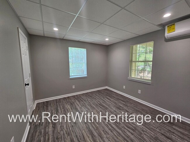 Building Photo - Gorgeous 5 bedroom/ 3 bath/ Upgrades Galor...