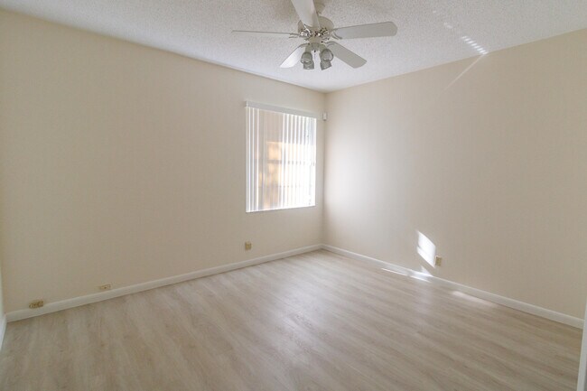 Building Photo - 8197 Royal Palm Ct