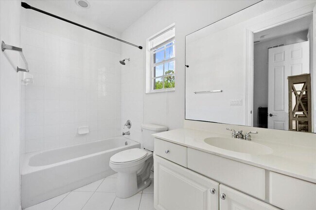 Building Photo - 956 Mill Creek Dr