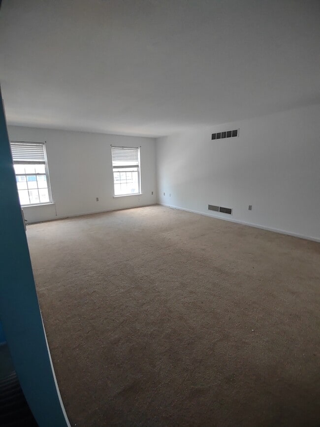 Building Photo - 404 S Claymont St